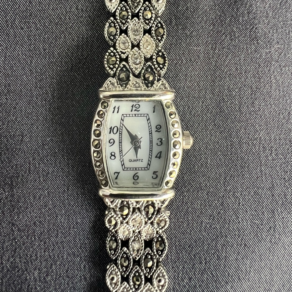 Gorgeous vintage Ladies marcasite watch 6 1/2 in band